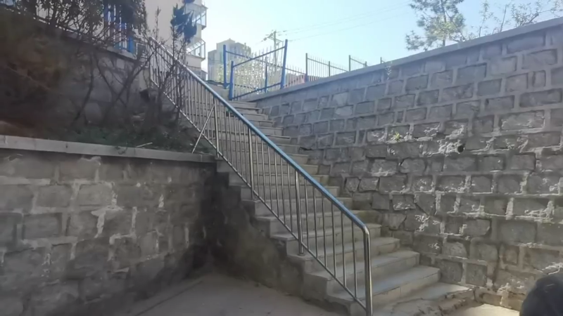 芝罘区一小区公共楼梯存隐患 社区：先征集居民意见