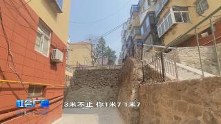【社会广角】四米高墙护栏消失 居民担心有安全隐患