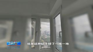 【社会广角】一厅两卧全漏雨 新房秒变水帘洞