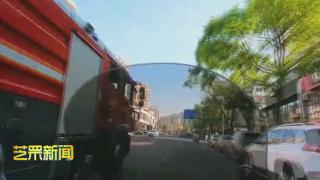 1【芝罘新闻2024.5.11】点赞！消防车出警途中遇拥堵 热心市民摩托开道保畅通