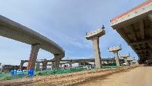 【社会广角】节日坚守：快速路建设者施工忙