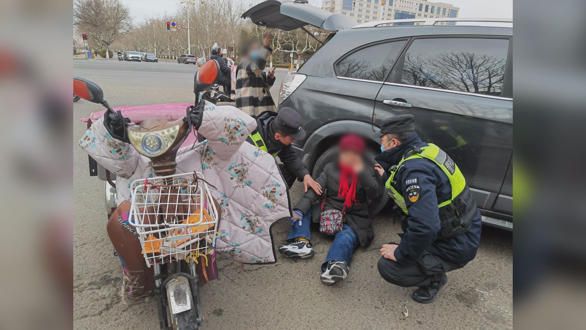 路遇老人发生车祸，搭把手！