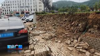 【社会广角】联动12345：包墙倒塌砸了车 管理责任单位已确定